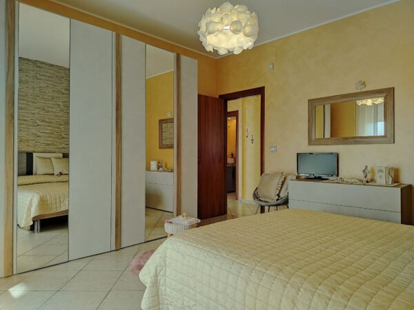 Appartamento con ascensore in zona Via Gravina - immagine 9