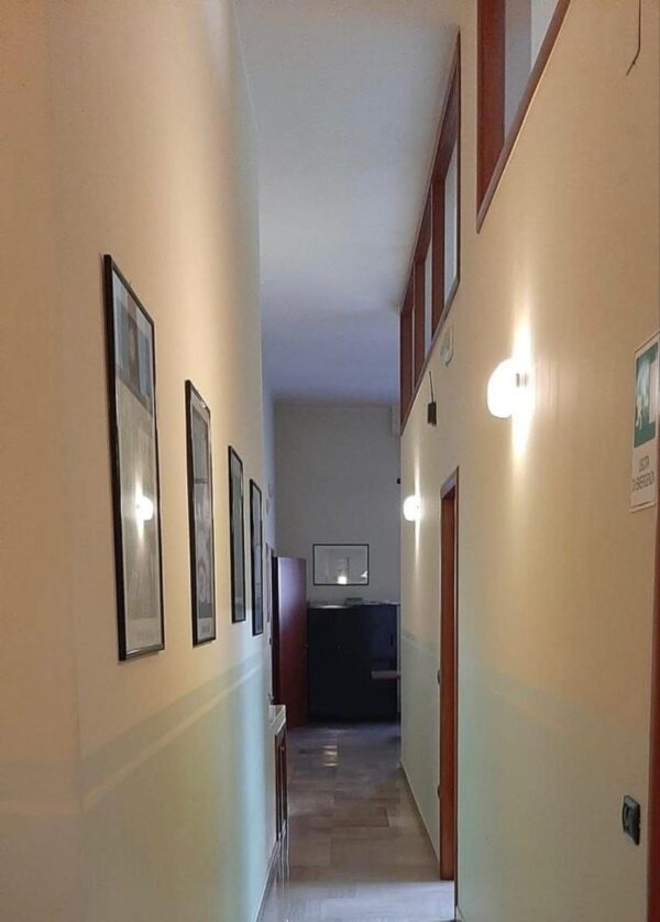 Locale commerciale con box auto in zona Via Giappone - immagine 2
