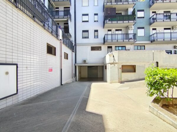 Appartamento con ascensore, ampia veranda e box auto in zona Via Trani - immagine 25