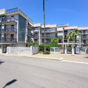 Appartamento con ascensore, ampia veranda e box auto in zona Via Trani