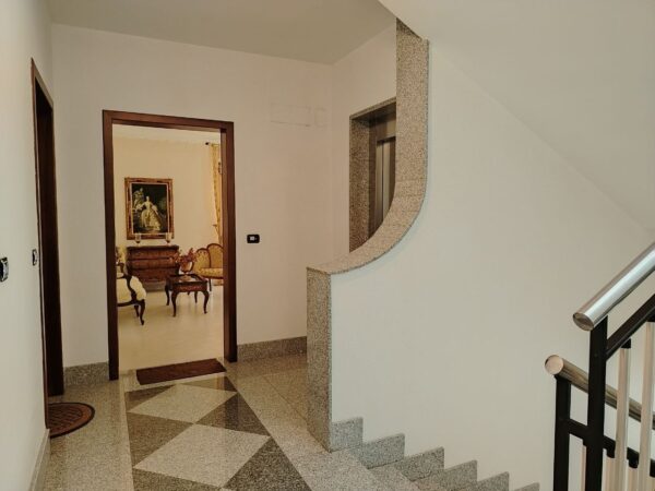 Appartamento con ascensore, ampia veranda e box auto in zona Via Trani - immagine 4