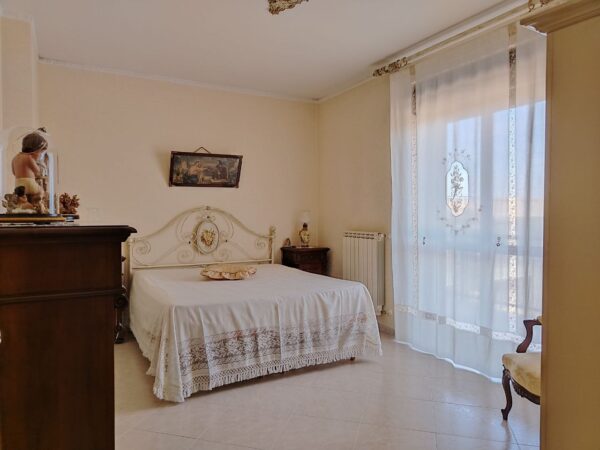 Appartamento con ascensore, ampia veranda e box auto in zona Via Trani - immagine 7