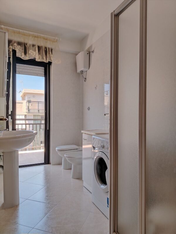 Appartamento con ascensore, ampia veranda e box auto in zona Via Trani - immagine 17