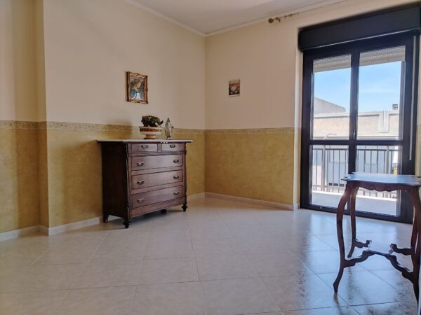 Appartamento con ascensore, ampia veranda e box auto in zona Via Trani - immagine 13