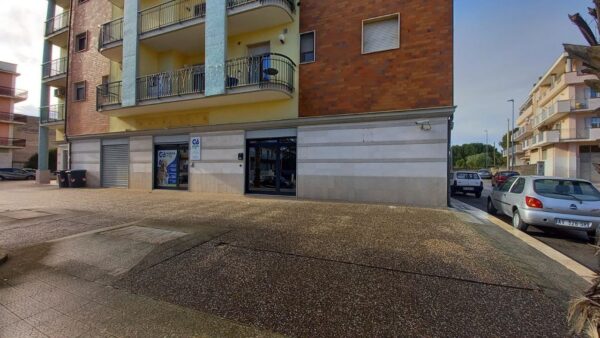 Locale commerciale con box auto in zona Via Giappone - immagine 3