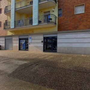 Locale commerciale con box auto in zona Via Giappone