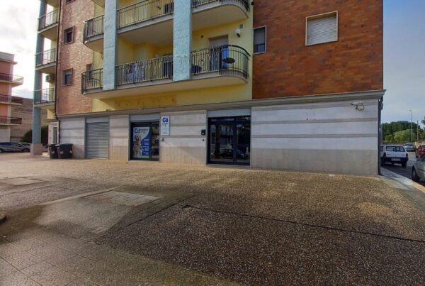 Locale commerciale con box auto in zona Via Giappone