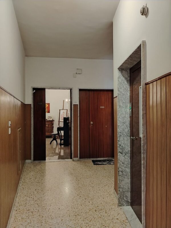 Appartamento con ascensore e possibilità di garage in zona Via Digione - immagine 23