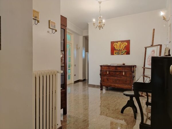 Appartamento con ascensore e possibilità di garage in zona Via Digione - immagine 9
