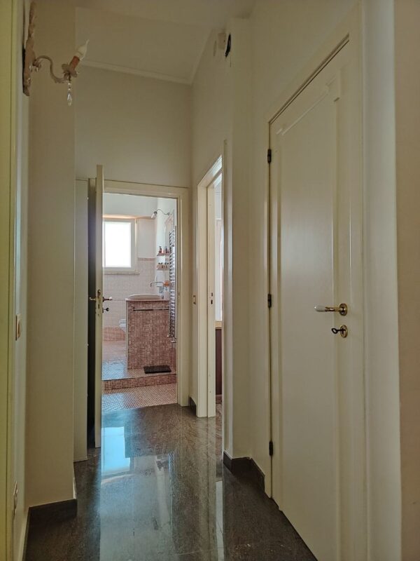 Appartamento con ascensore e possibilità di garage in zona Via Digione - immagine 12