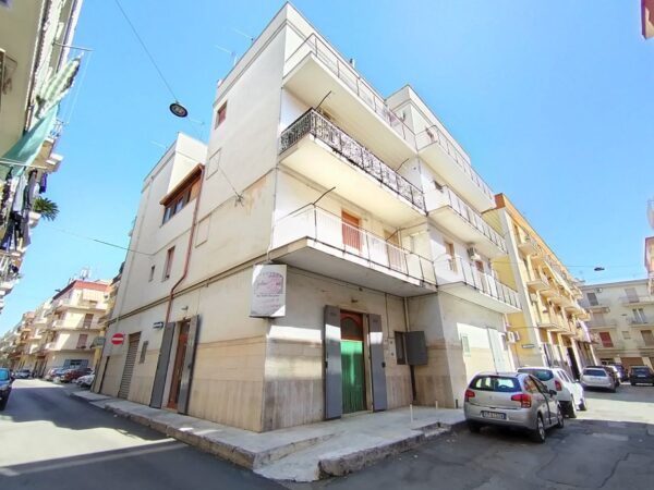 Lumisono appartamento in zona Via Castel del Monte con terrazzo a livello - immagine 16