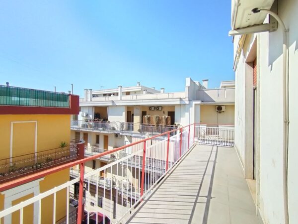 Lumisono appartamento in zona Via Castel del Monte con terrazzo a livello - immagine 18