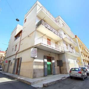 Lumisono appartamento in zona Via Castel del Monte con terrazzo a livello