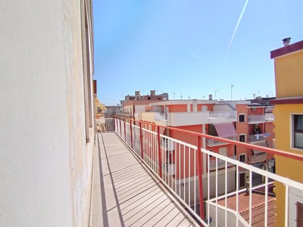 Lumisono appartamento in zona Via Castel del Monte con terrazzo a livello - immagine 17