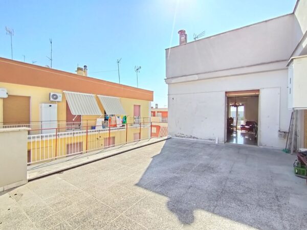 Lumisono appartamento in zona Via Castel del Monte con terrazzo a livello - immagine 20