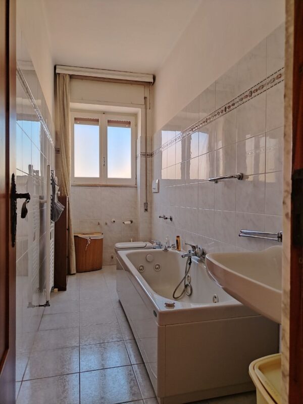 Lumisono appartamento in zona Via Castel del Monte con terrazzo a livello - immagine 6