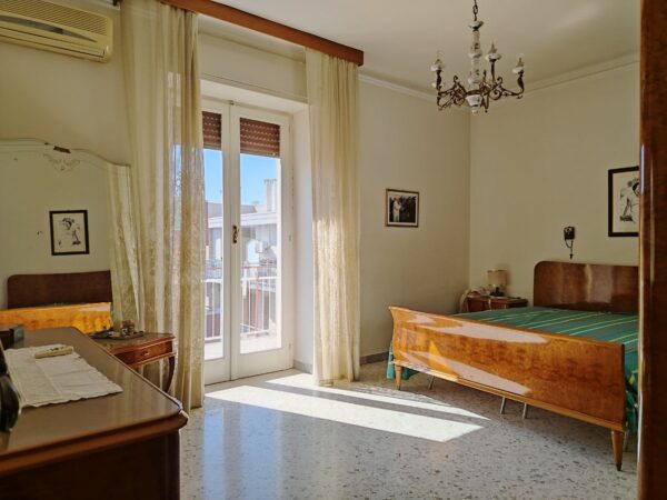 Lumisono appartamento in zona Via Castel del Monte con terrazzo a livello - immagine 3