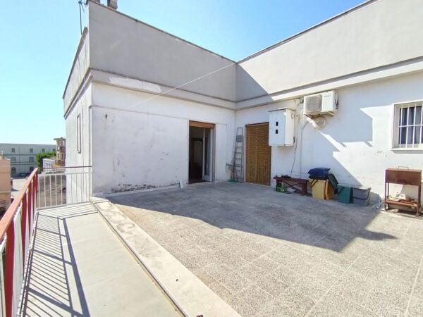 Lumisono appartamento in zona Via Castel del Monte con terrazzo a livello - immagine 19