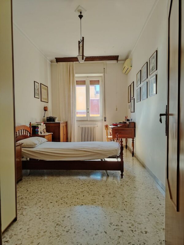 Lumisono appartamento in zona Via Castel del Monte con terrazzo a livello - immagine 5