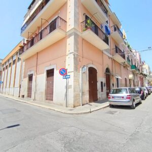 Locale commerciale in zona Via Gravina