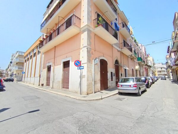 Locale commerciale in zona Via Gravina